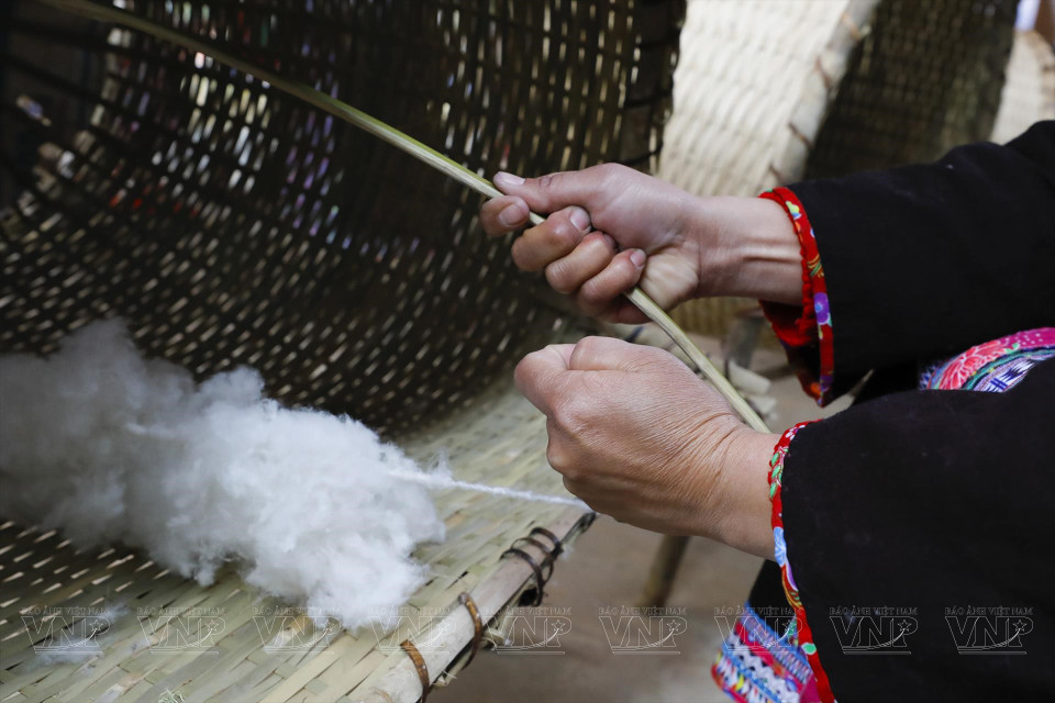 Les femmes accordent de l’importance à la confection des vêtements parce que ce travail est l’une des critères d’évaluation de la «qualité» de la femme. Photo : VNP