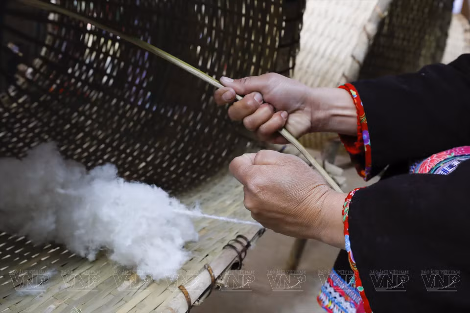 Les femmes accordent de l’importance à la confection des vêtements parce que ce travail est l’une des critères d’évaluation de la «qualité» de la femme. Photo : VNP