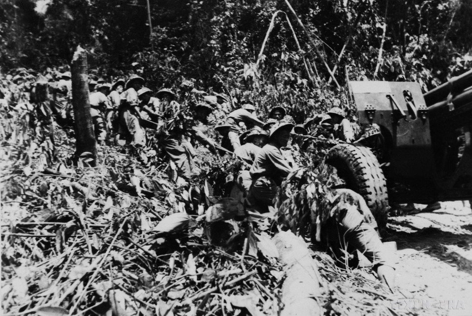 Les soldats de l’artillerie ont tiré des canons pesant chacun 2,4 tonnes vers les hauteurs dominant le champ de bataille. Photo d’archives : VNA