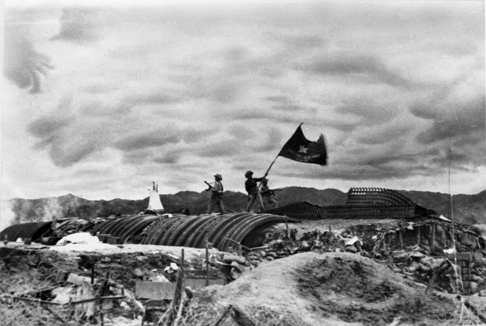 Sur la colline Dôc Lâp à Diên Biên Phu, les soldats de l'Armée populaire vietnamienne ont agité le 7 mai 1954 le drapeau « Déterminé à combattre, déterminé à gagner » sur le QG de Castries. Photo d'archives : VNA.