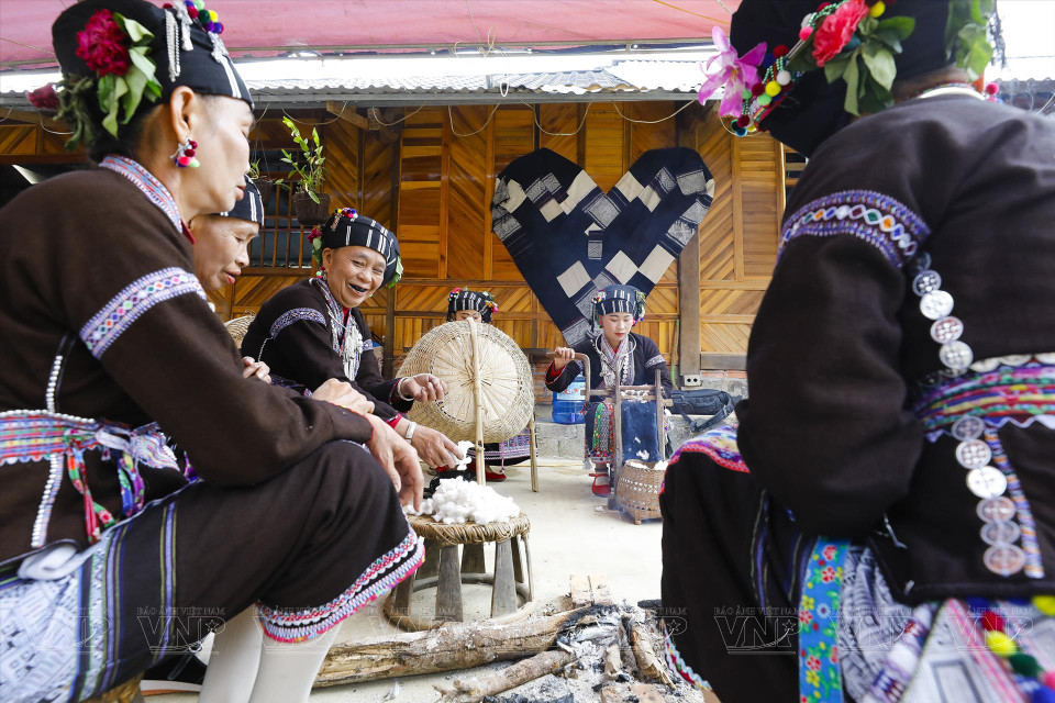 Les femmes Lu conservent le tissage du brocart. Photo : VNP