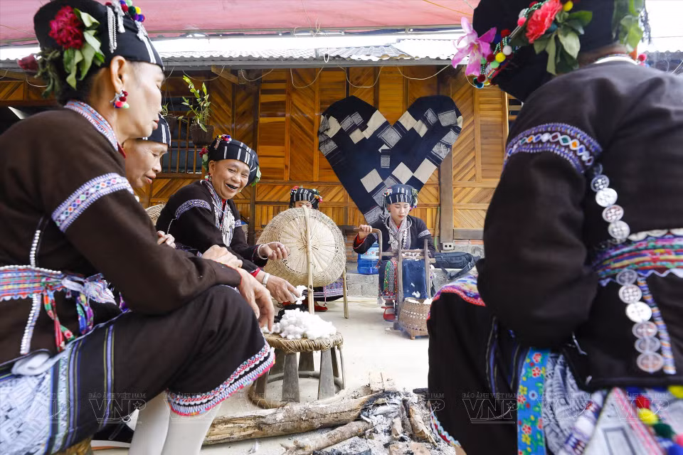 Les femmes Lu conservent le tissage du brocart. Photo : VNP