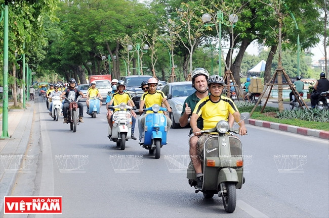 Le long de l'avenue Thanh Niên, vue pittoresque sur le Grand lac et le lac Truc Bach.