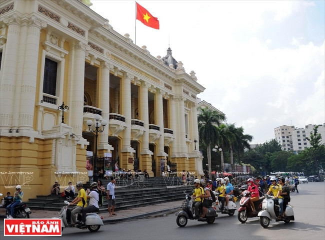 Visite de l’Opéra de Hanoi, un bâtiment construit par les Français en 1911, une imitation de l’Opéra Garnier à Paris.