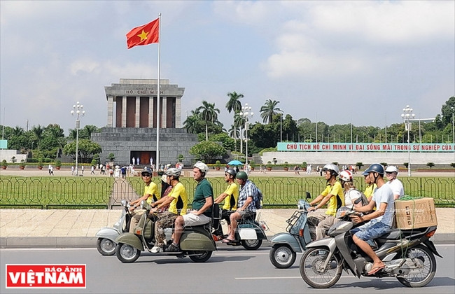 Sur la Place Ba Dinh, devant le mausolée du président Hô Chi Minh.