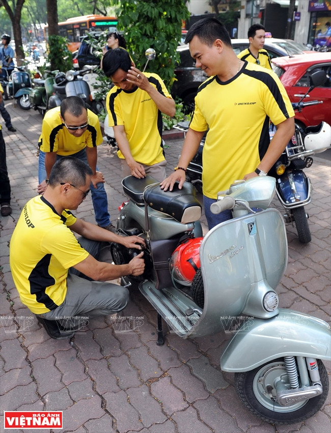 Les Vespa sont minutieusement examinés avant chaque sortie.