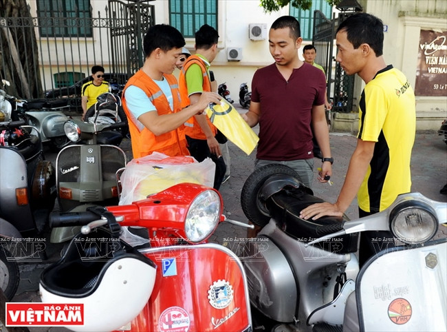 Les guides touristiques et conducteurs du groupe 8X Hanoi Vespa tour ont leur propre uniforme de travail 