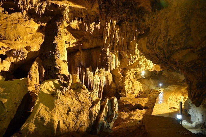 La grotte de Nguom Ngao, située dans une montagne du village de Gun de la commune de Dam Thuy, district de Trung Khanh, est un cadeau inestimable de la nature offert à la province de Cao Bang. Photo: VNA