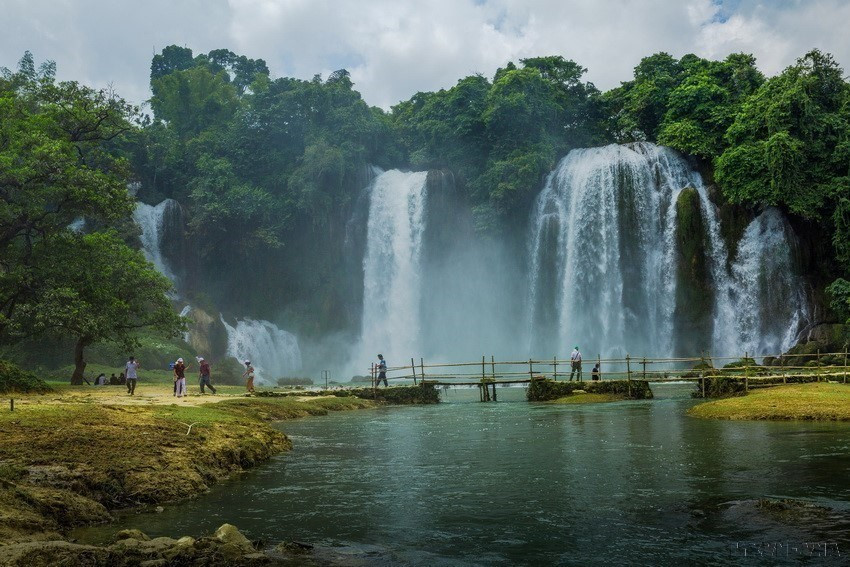 Pour découvrir les très célèbres chutes de Ban Giôc, les touristes devront parcourir 80km à partir de la ville de Cao Bang et se rendre dans la commune de Dàm Thuy. Photo: VNA