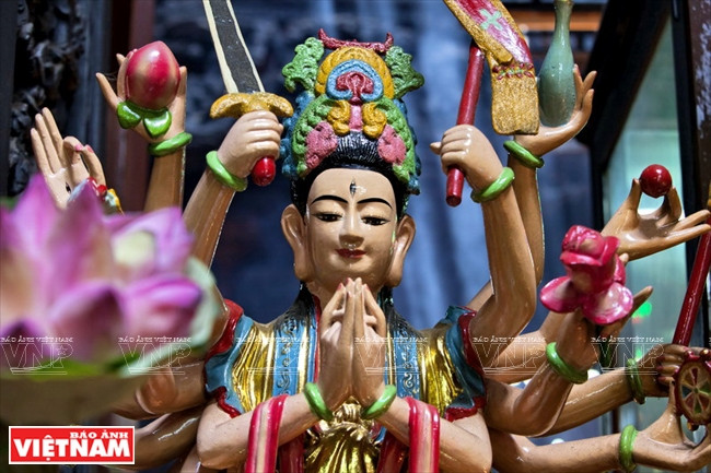 La statue du Boddhisattva aux mille bras et mille yeux.