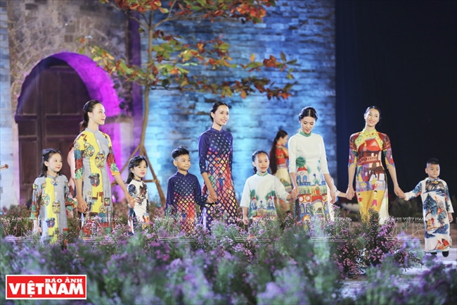 Des enfants modèles lors du spectacle. 