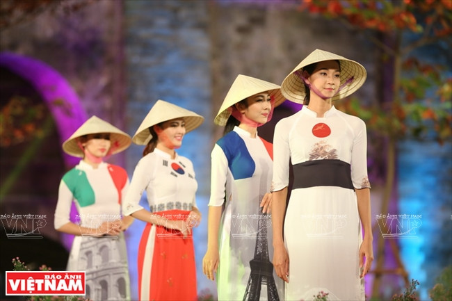 Les drapeaux des nations sur l’ao dài.