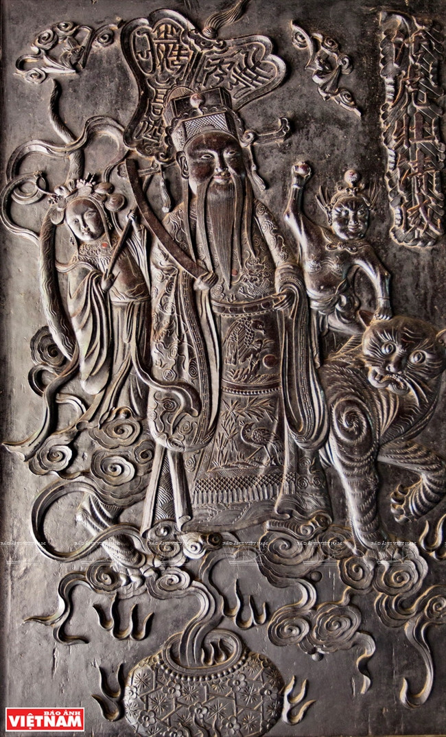 Gravures sophistiquées sur les portes d’entrée de la pagode.