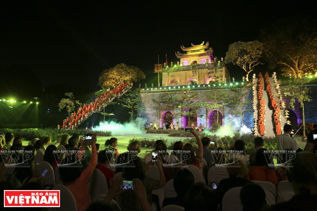 Le spectacle de nuit a attiré le public de la capitale et les visiteurs internationaux. 