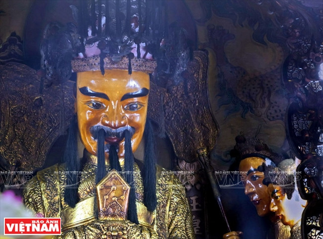 Le visage d’une statue de la pagode de l’Empereur de Jade