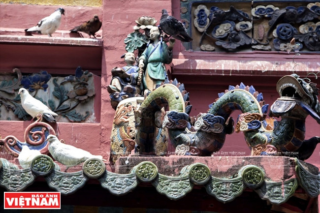 Des sculptures en céramique sur le toit de la pagode.