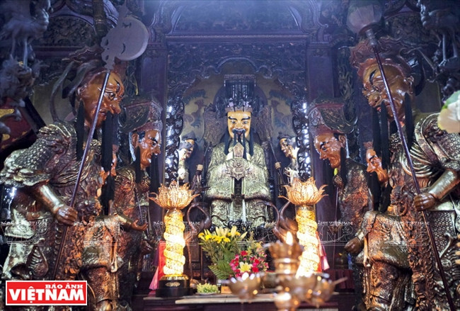 Les statues en papier mâché représentant des divinités venant rendre hommage à l’Empereur de Jade.