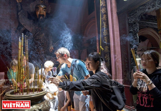 La pagode de l’Empereur de Jade accueille chaque jour, de nombreux pèlerins et fidèles