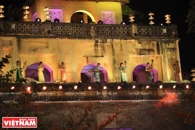 De nombreux instrumentistes traditionnels participaient à la performance.