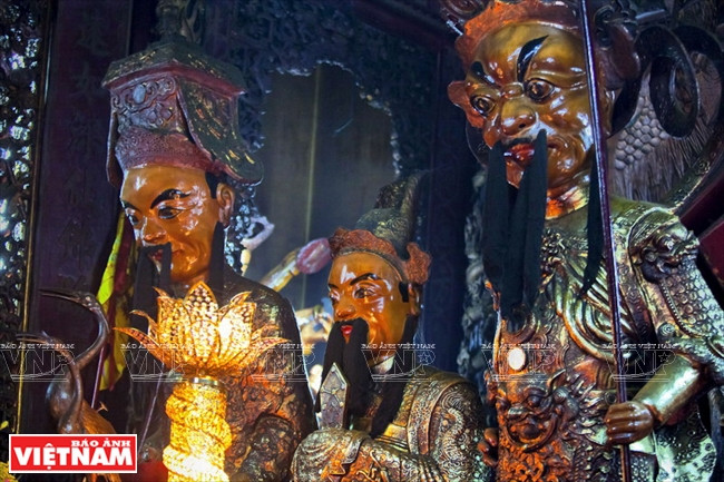 Statues des saints dans la pagode de l’Empereur de Jade.