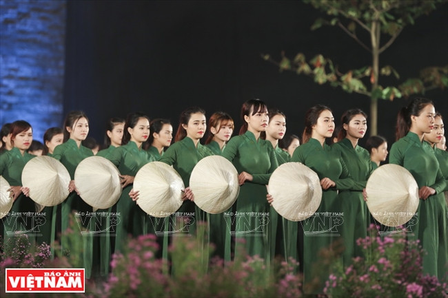 Charme des jeunes filles vietnamiennes ​en ao dài et chapeau conique aux feuilles de latanier.