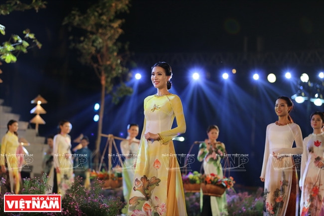 Fleurs de lotus sur l’ao dài.