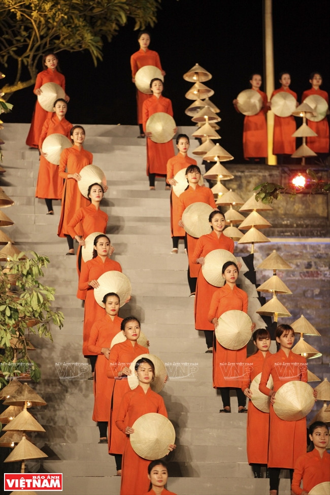 200 modèles en tunique et chapeau conique lors de l'ouverture de la soirée.
