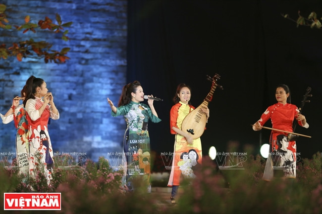 L’orchestre d’instruments traditionnels lors de la performance. 