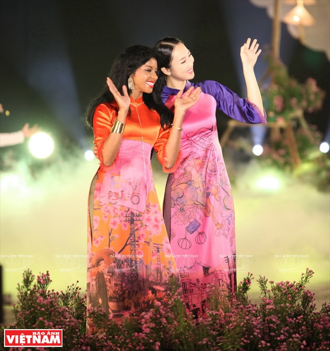  L’épouse de l'ambassadeur d'Haïti apparaissant dans l’ao dài de la styliste Duyên Huong.