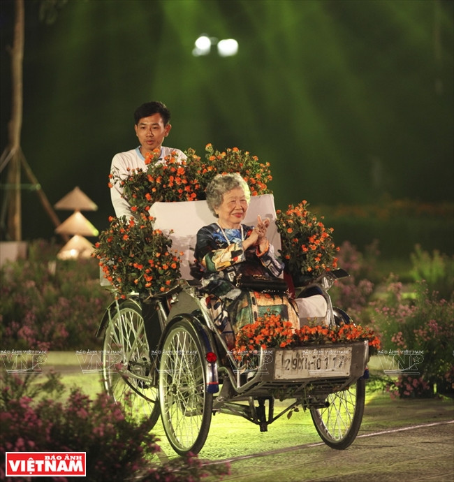 Mme Nguyên Thi Sinh (92 ans), épouse de feu le peintre Bùi Xuân Phai, invitée spéciale de la performances.