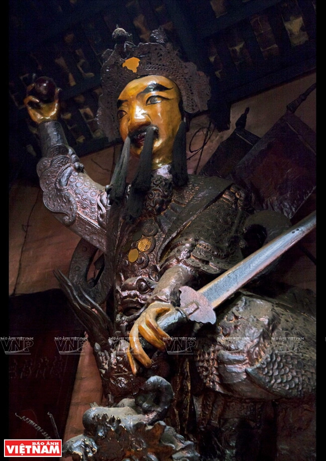 Les statues des génies Thanh Long (Dragon vert) et Bach Hô (Tigre blanc).