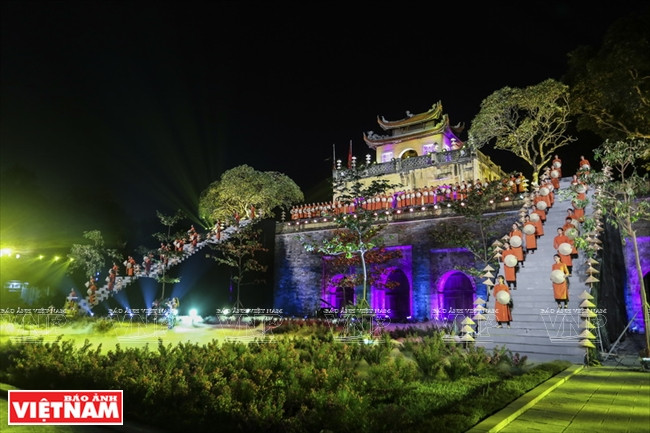 La Citadelle de Thang Long, étincelante sous les lumières multicolores.