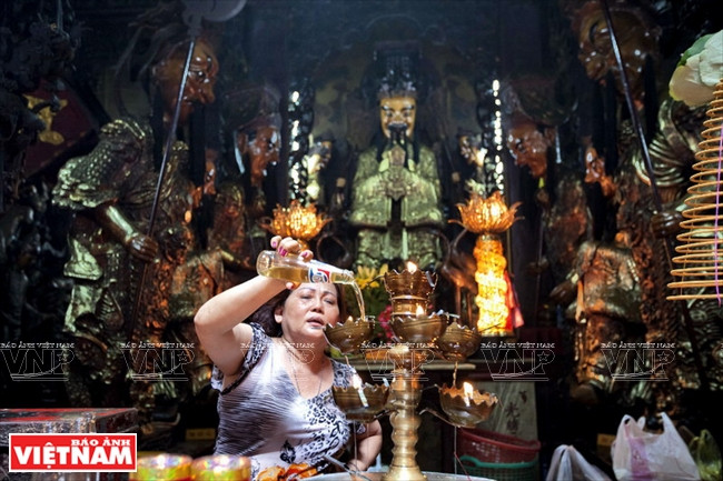 Offre d’huile sur l’autel de culte dédié à l’Empereur de Jade.