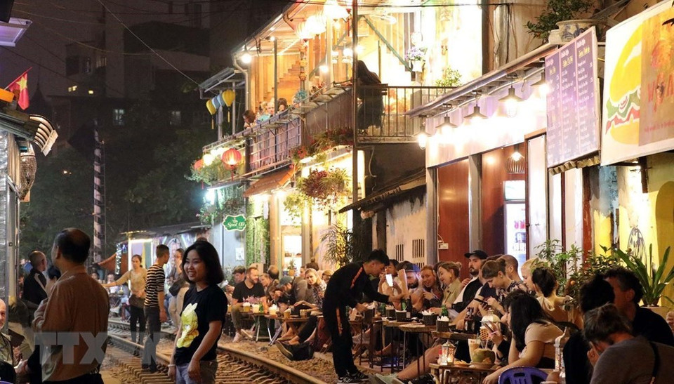 De plus en plus de touristes étrangers affluent vers ce point chaud, en particulier le week-end où de nombreux trains passent dans la journée