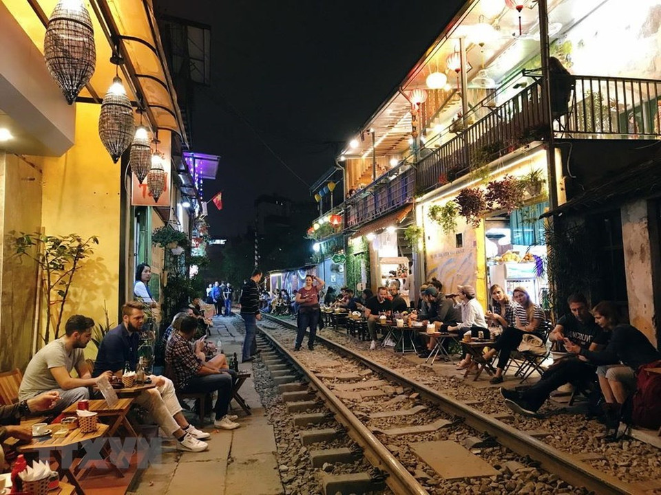 Les touristes étrangers affluent vers cette rue, surtout le week-end, lorsque de nombreux trains y passent