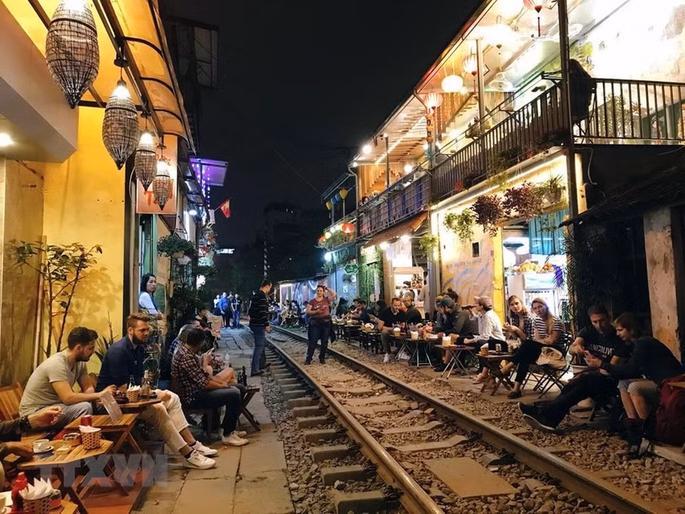 Les touristes étrangers affluent vers cette rue, surtout le week-end, lorsque de nombreux trains y passent 