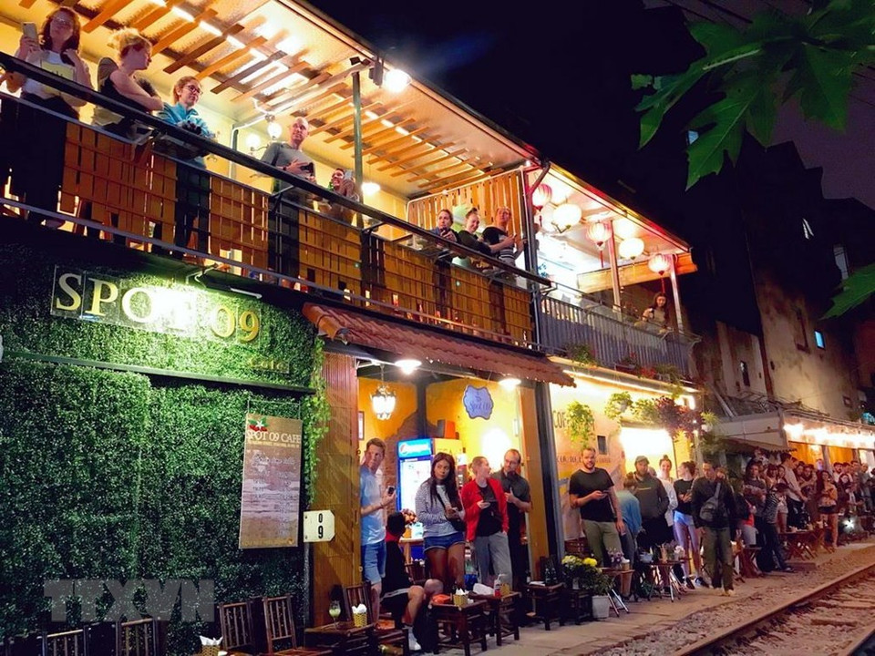 Les touristes étrangers affluent vers cette rue, surtout le week-end, lorsque de nombreux trains y passent