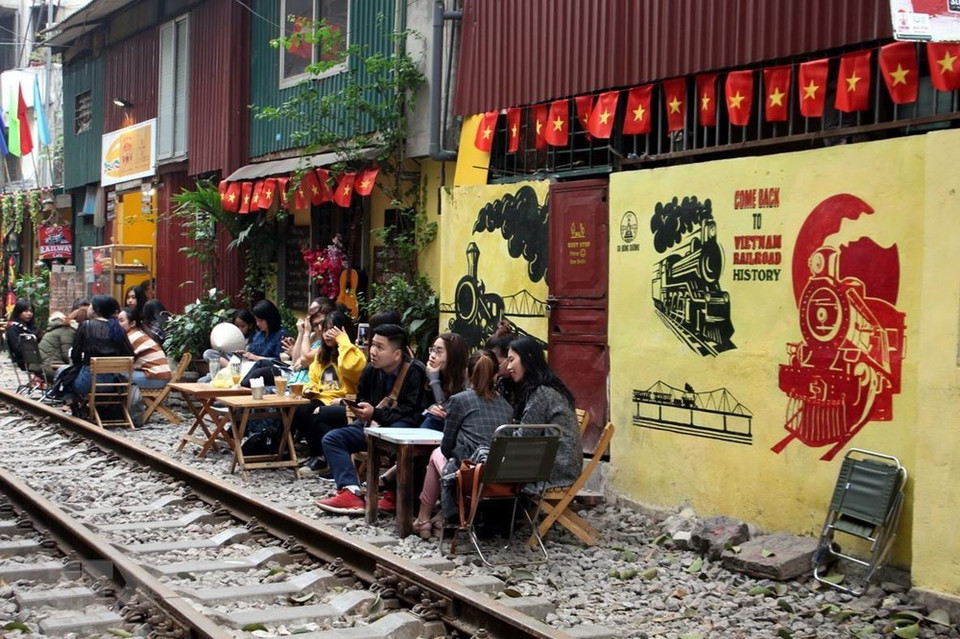Les visiteurs étrangers y viennent prendre un café le week-end, lorsque de nombreux trains y passent
