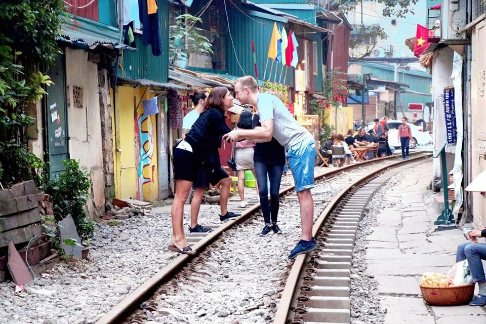 Certains touristes montrent même leur amour directement sur le rail