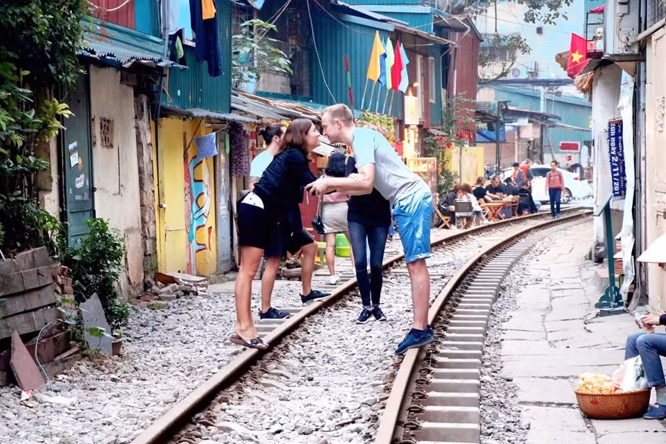 Certains touristes montrent même leur amour directement sur le rail 