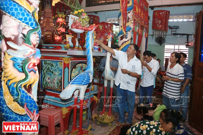 Offrande d'encens en hommage au Monseigneur la baleine. 