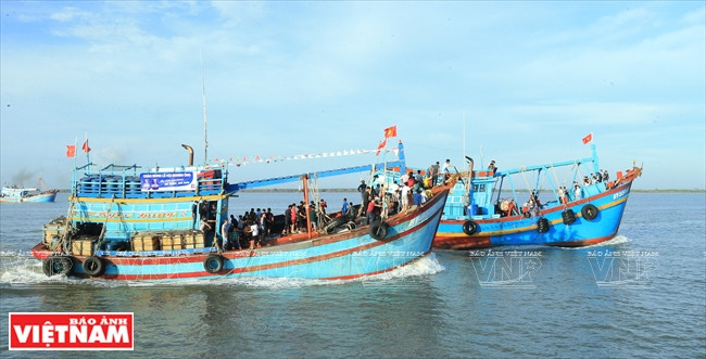 Des navires se déplacent vers l'estuaire Binh Dai pour la fête Nghinh Ong. 