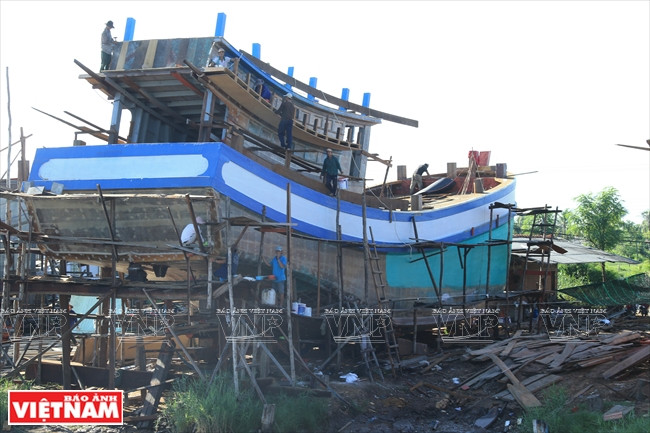 Un navire en dernière phase de construction dans la commune de Binh Thang. 
