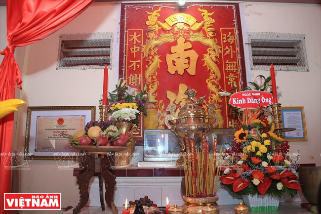 L'autel dédié au Monseigneur la baleine dans la commune de Binh Thang, district de Binh Dai, province de Ben Tre. 
