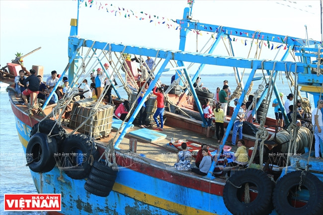 Des navires de la commune de Binh Thang se déplacent en couple durant la fête comme lors de leurs départs en haute mer. 