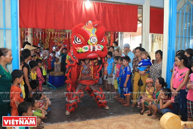 Une danse à la licorne au mausolée du Monseigneur la baleine dans la commune de Binh Thang, district de Binh Dai, province de Ca Mau. 