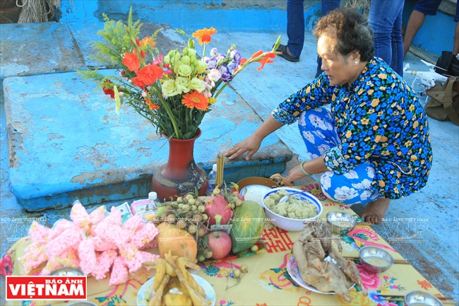 Les offrandes comprennent généralement des canards de Barbarie, des canards, des poulets bouillis, des fruits et des fleurs. 