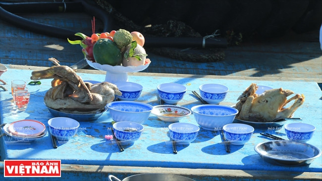 Les offrandes comprennent généralement des canards de Barbarie, des canards, des poulets bouillis, des fruits et des fleurs. 