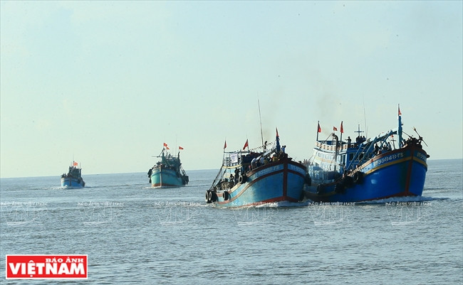 Des navires de la commune de Binh Thang participant à la fête Nghinh Ong tenue à l'estuaire Cua Dai. 