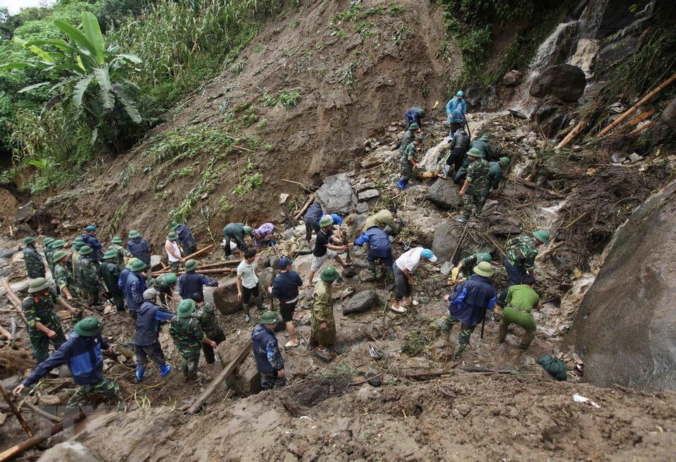 Selon les statistiques initiales du Comité populaire du district de Phong Tho, les fortes pluies depuis le 30 juillet ont généré des centaines de glissements de terrain. 